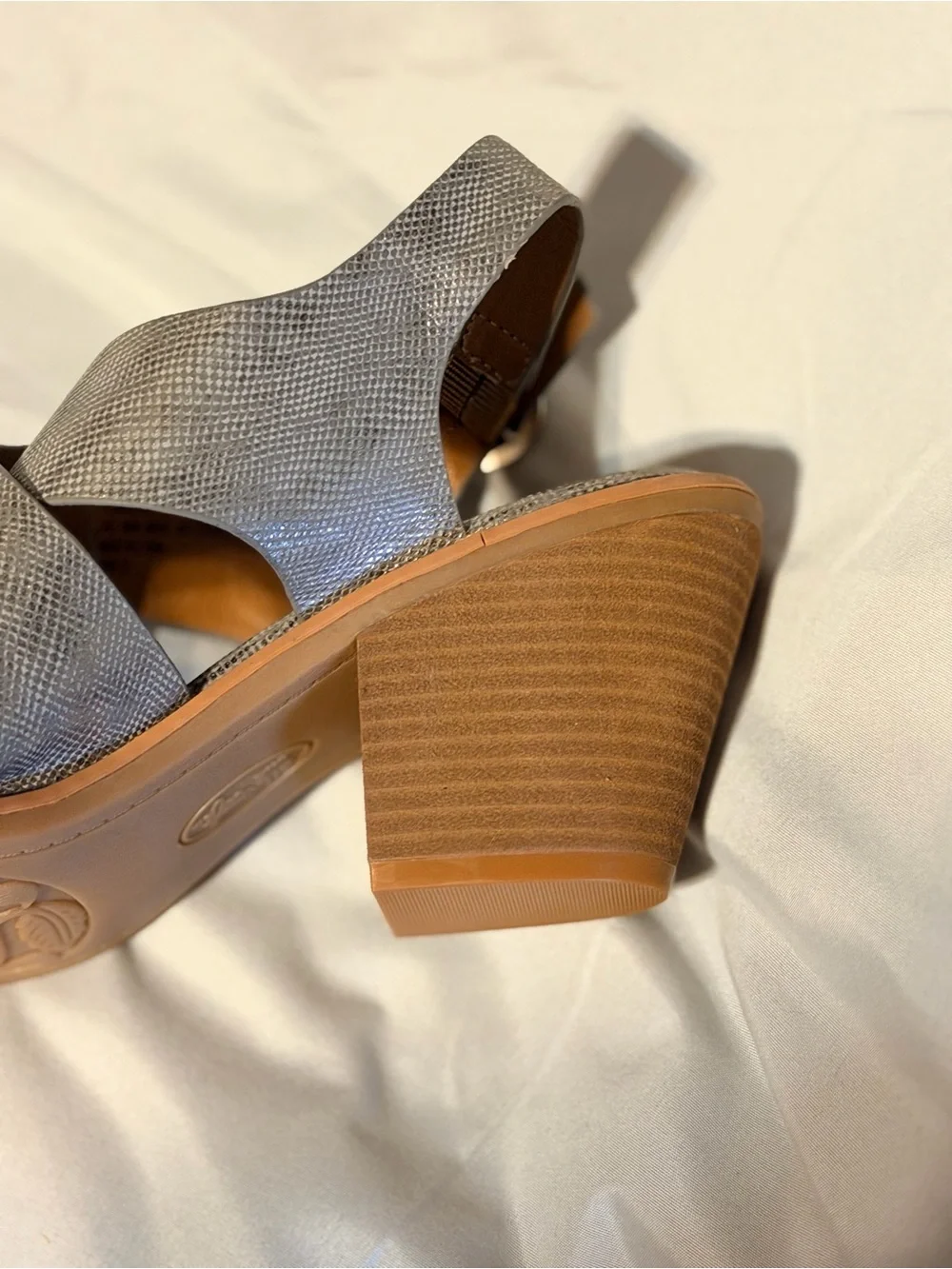 Eurosoft by Sofft Women’s Metallic Silver Criss Cross Comfort Sandals 8.5 NWOT